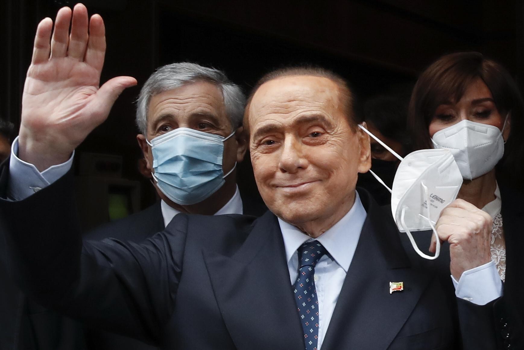 Poi non c’era candidato alla presidenza dell’Italia: Silvio Berlusconi si è ritirato