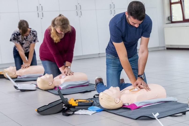 Rode Kruis leert je defibrillator te gebruiken (Wijnegem) Gazet van Antwerpen