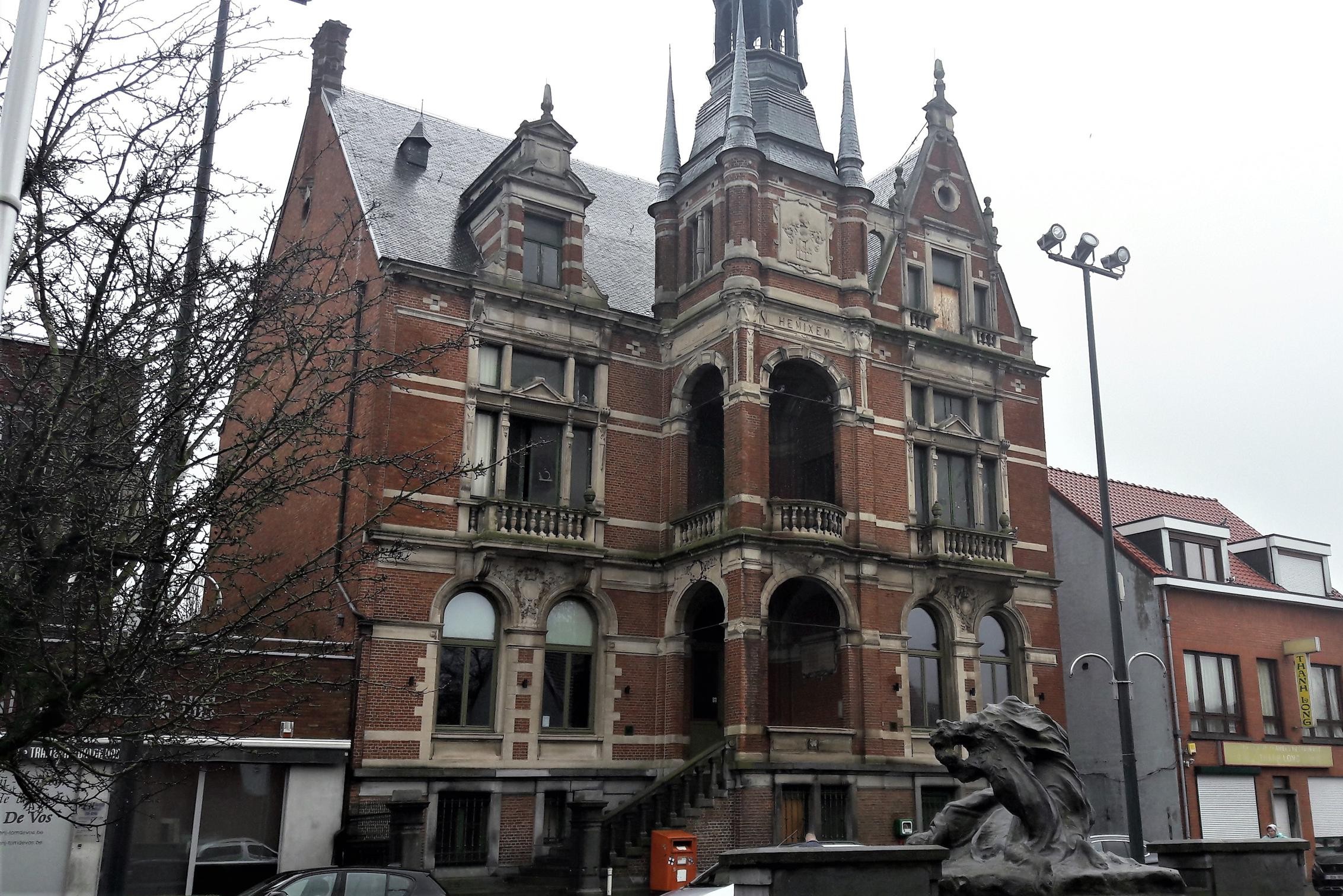 Oud gemeentehuis van Hemiksem staat te koop voor minstens 320.000 euro (Hemiksem) Gazet van