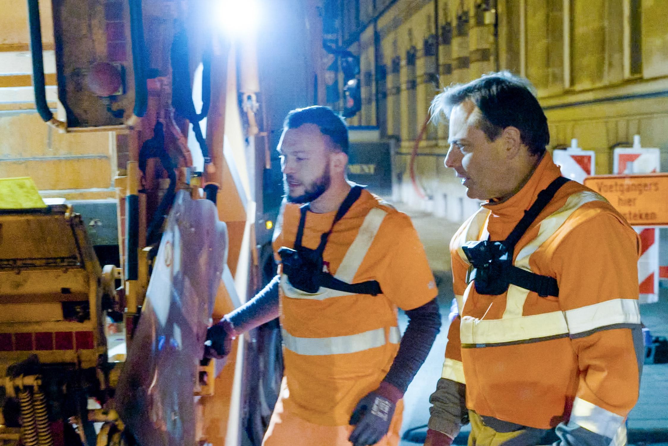 Antwerp garbage collector from ‘De Vuilste Jobs van Vlaanderen’ thrown away by blowout: “Such a huge bang!”  (Antwerp)