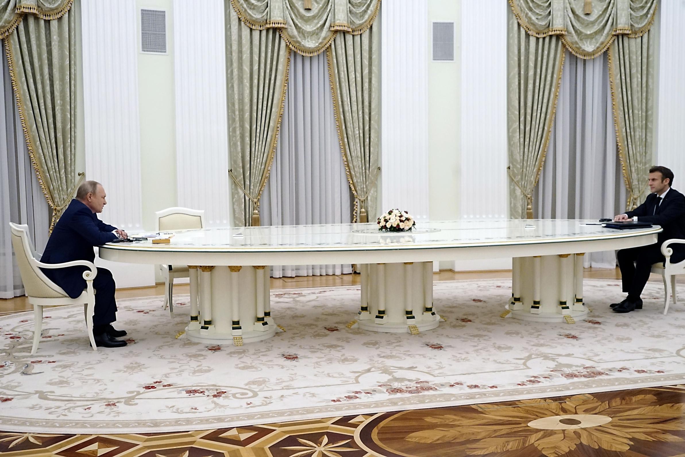 Макрон глубоко обеспокоен телефонным разговором с Путиным: «Ничто из того, что он сказал, не могло нас успокоить»