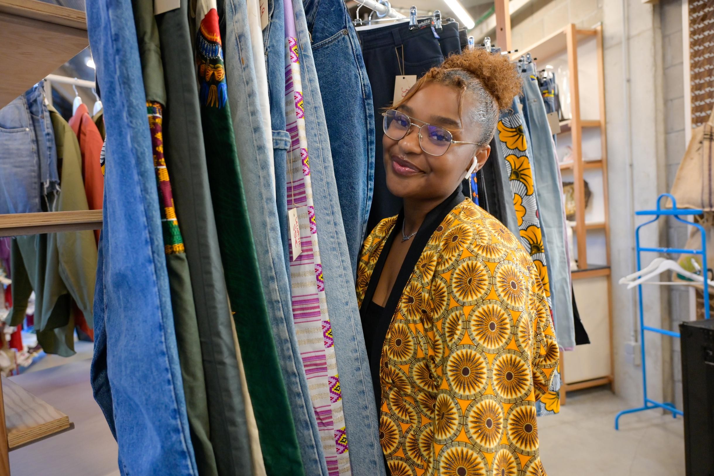 donderdag Resistent Moderniseren Studente Francesca Kitoko stelt samenwerking met De Kringwinkel voor:  “Tweedehands kleren met authentieke Afrikaanse stoffen, dat is dubbel  duurzaam” (Antwerpen) | Gazet van Antwerpen Mobile