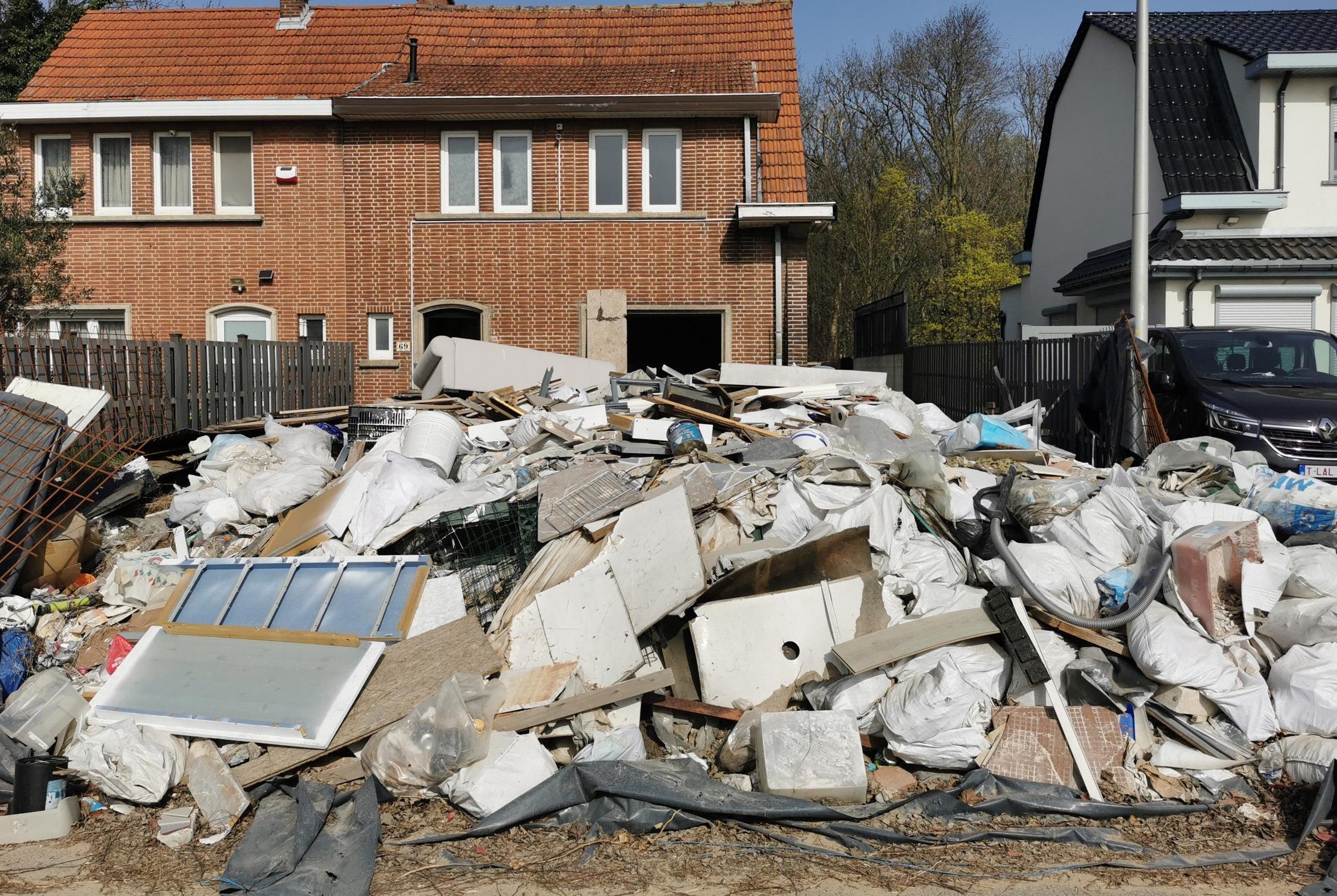 Unpaid contractor dumps construction waste in front yard for months on end: “Hundreds of kilos of garbage are here, it’s disgusting” (Zaventem)