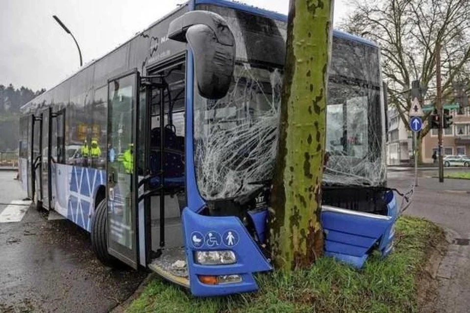 Schoolbus Met 40 Kinderen Knalt Tegen Boom In Duitsland: Tientallen ...