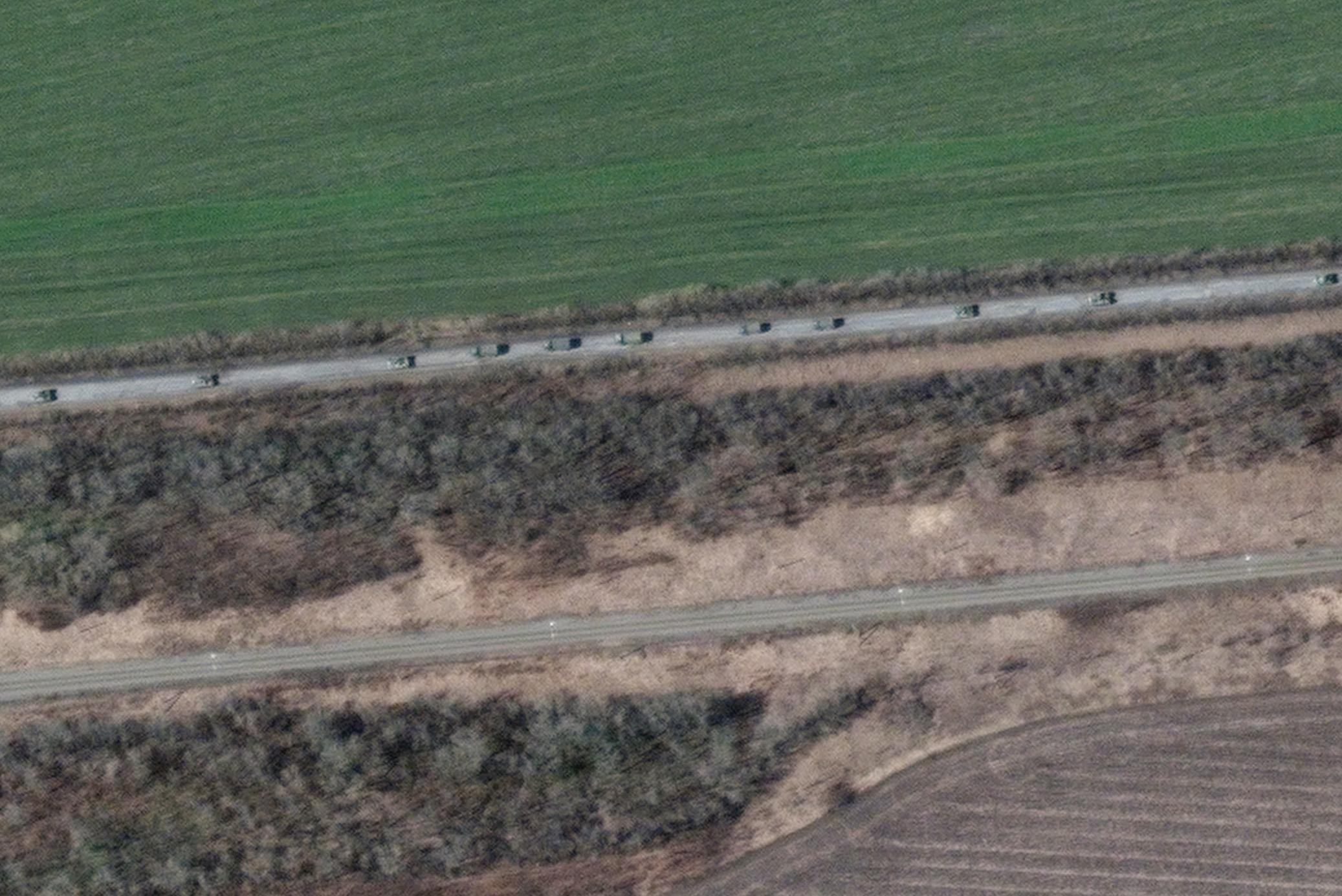 На спутниковых снимках видно, как российские войска направляются в сторону Харькова.