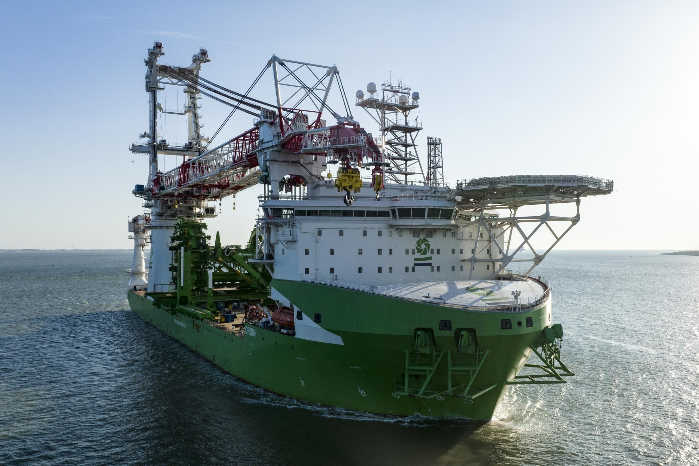 World first: new DEME ship can load 30,000 tons and set foundation piles as high as an apartment block (and you can play badminton on it) (Zwijndrecht)