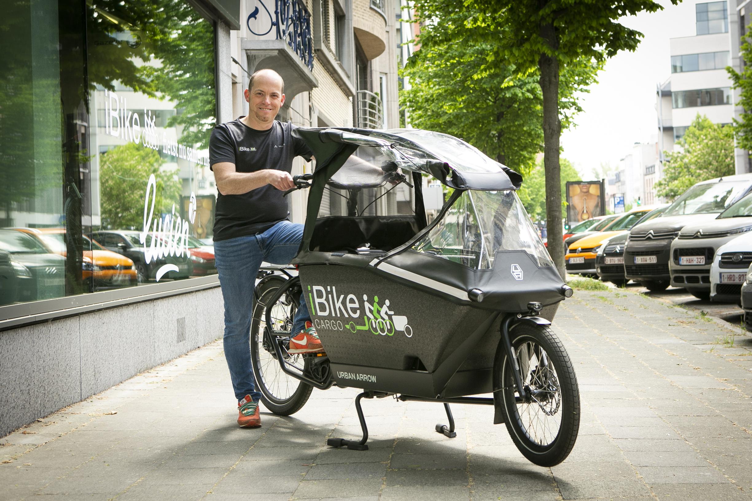 bemanning robot Waar Nieuw alternatief voor gezinsauto in stadsverkeer: 'longtailbikes' gaan  concurrentie aan met bakfietsen | Gazet van Antwerpen Mobile