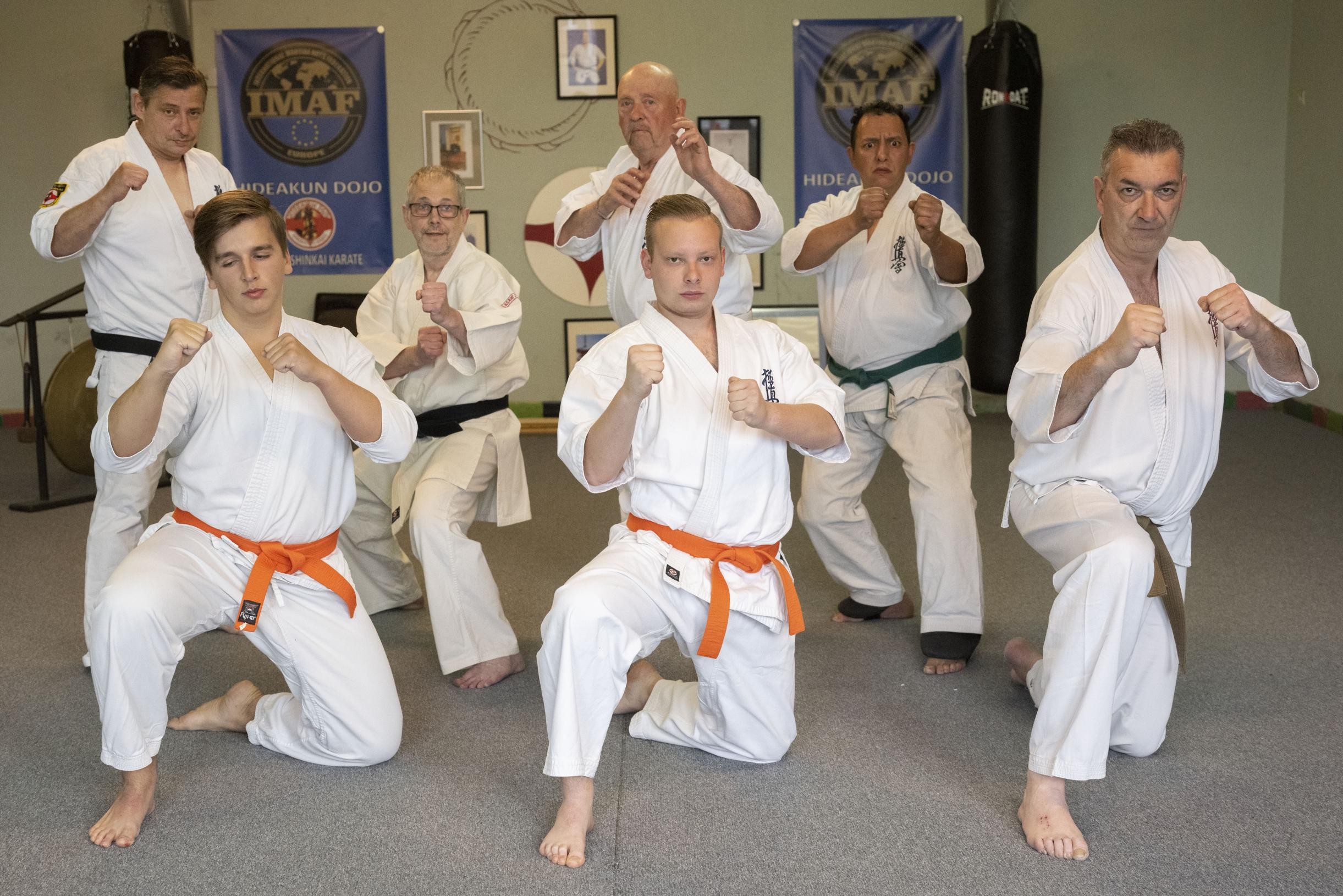 Hideakun Dojo viert achtste karatedan van lesgever Willy 50 jaar