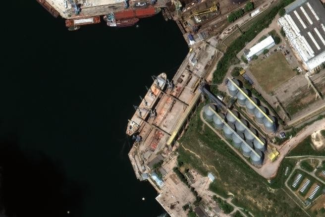 Wereld smeekt om Oekraïens graan, Rusland steelt het: nieuwe satellietbeelden tonen hoe schepen aan de haal gaan met gepikt graan
