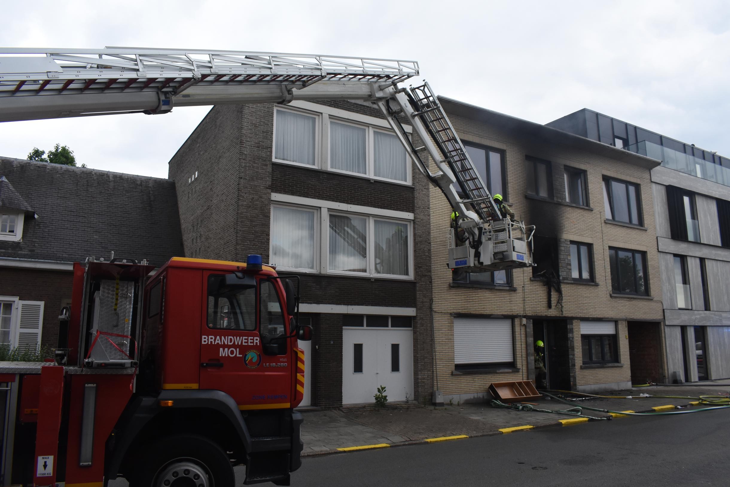 Uitslaande Brand Vernielt Appartement In Mol, Bewoonster Naar ...