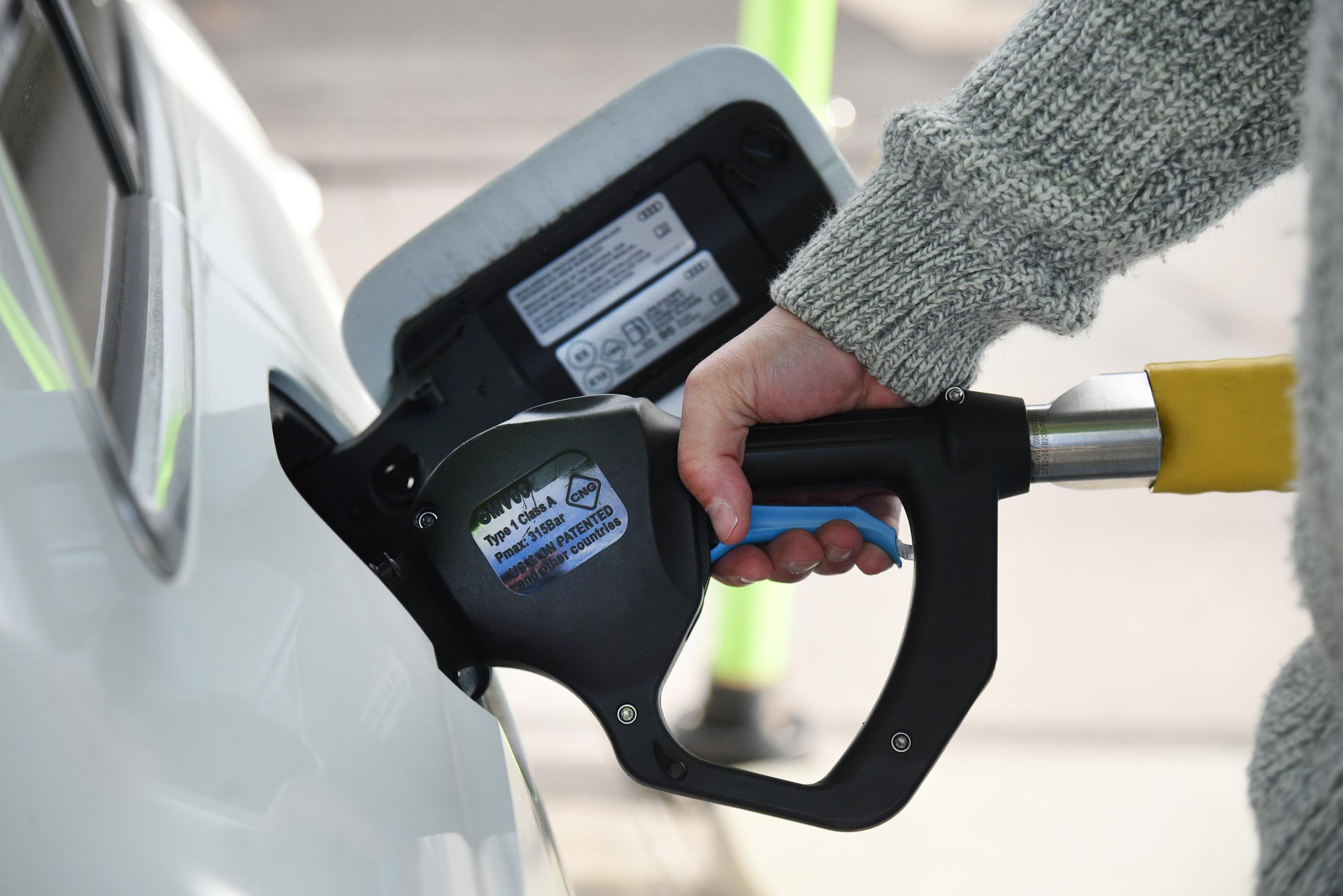 Benzine Tanken Wordt Vrijdag Goedkoper, Mazoutprijs Stijgt Naar Nieuw ...