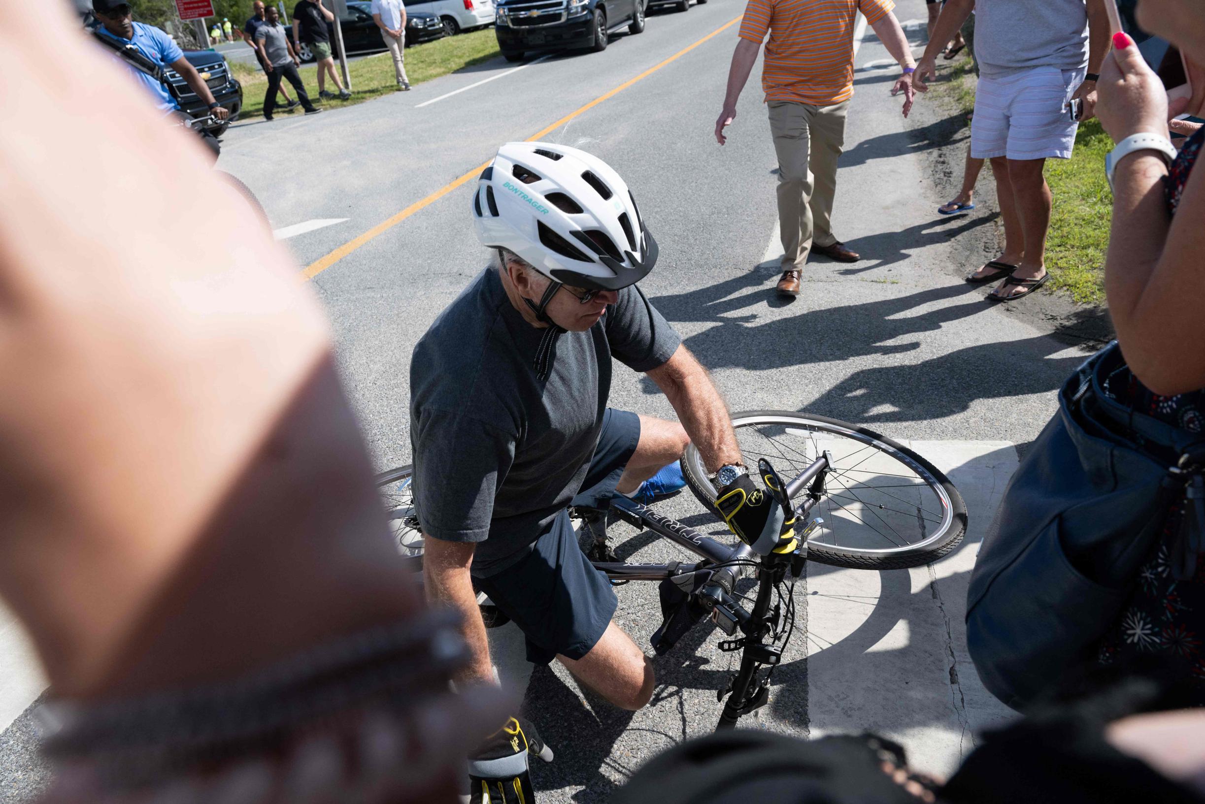 Joe Biden valt van fiets voor groep journalisten in Delaware