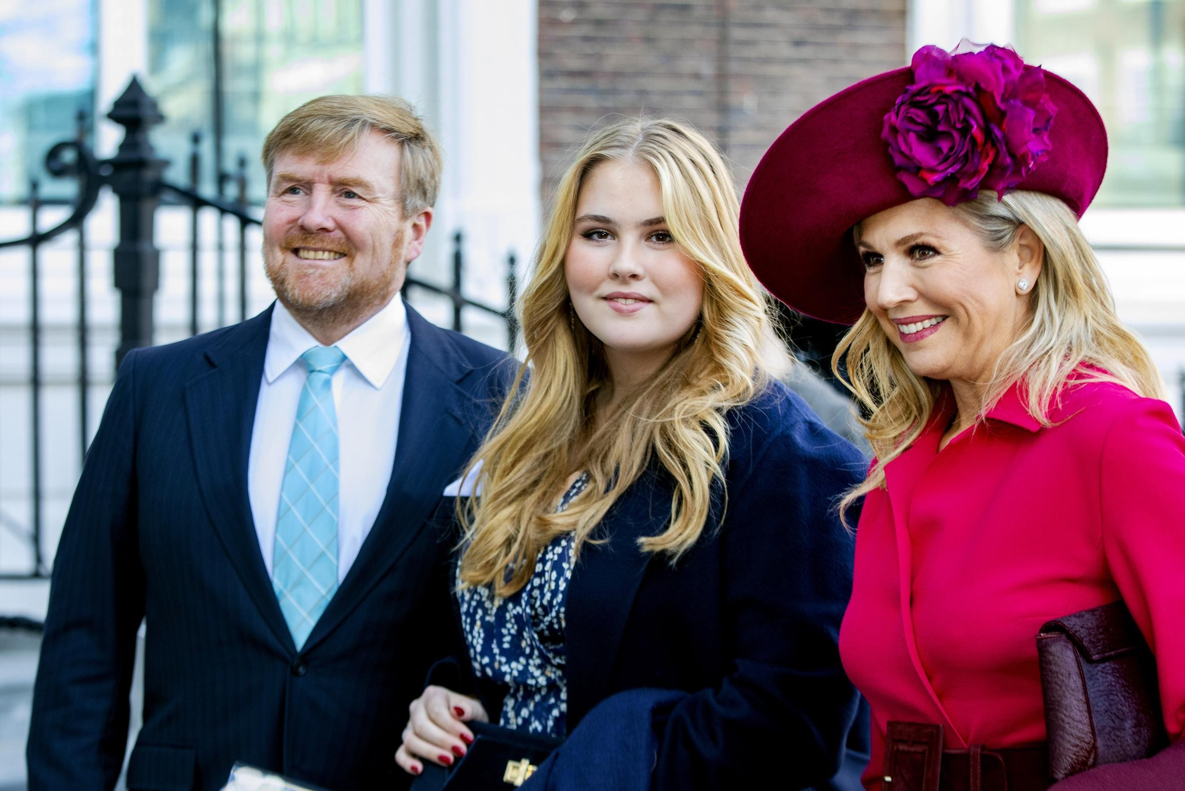Nederlandse koning Willem-Alexander grijpt in bij vraag over liefdesleven Amalia: “Sorry, ze is 18”