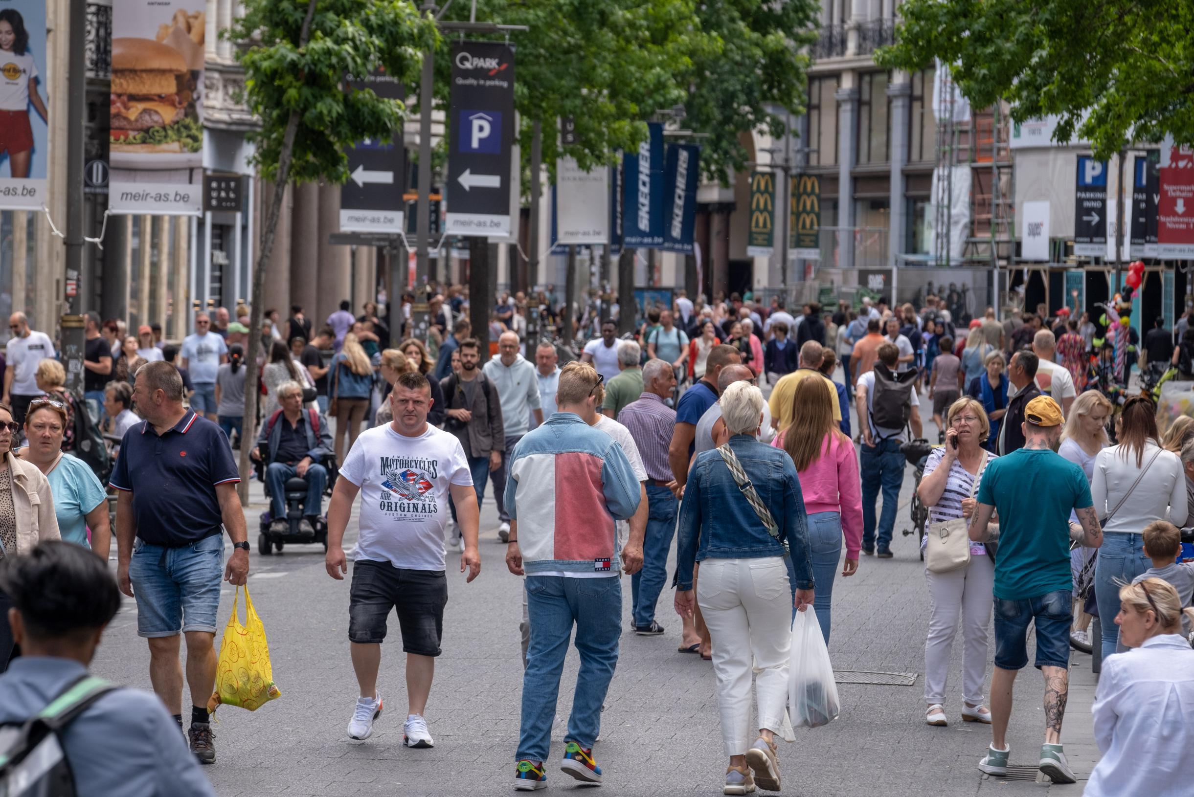 Распродажи в Антверпене уже начинаются в воскресенье: «Быстро купите бикини в этот праздничный сезон» (Антверпен)