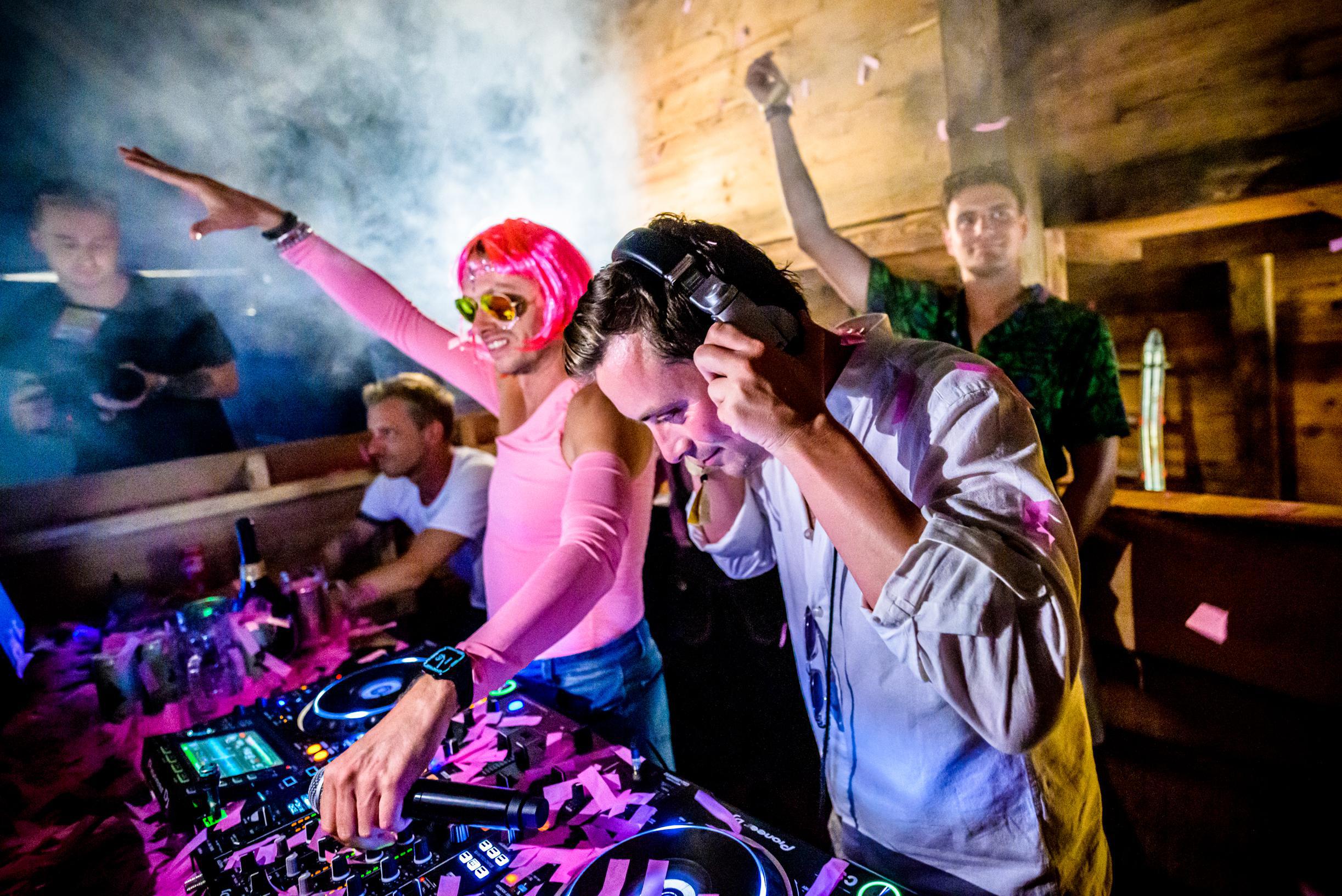 Сюрприз в Tomorrowland: Нильс Дестадсбадер, Коннер и Яни ползут на сцену с Реги (Бум) в костюме