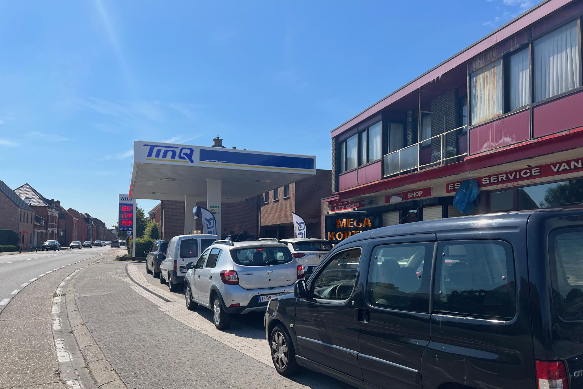 Wachtrij Aan Gloednieuw En Goedkoop TinQ-tankstation In Lichtaart: “Nog ...