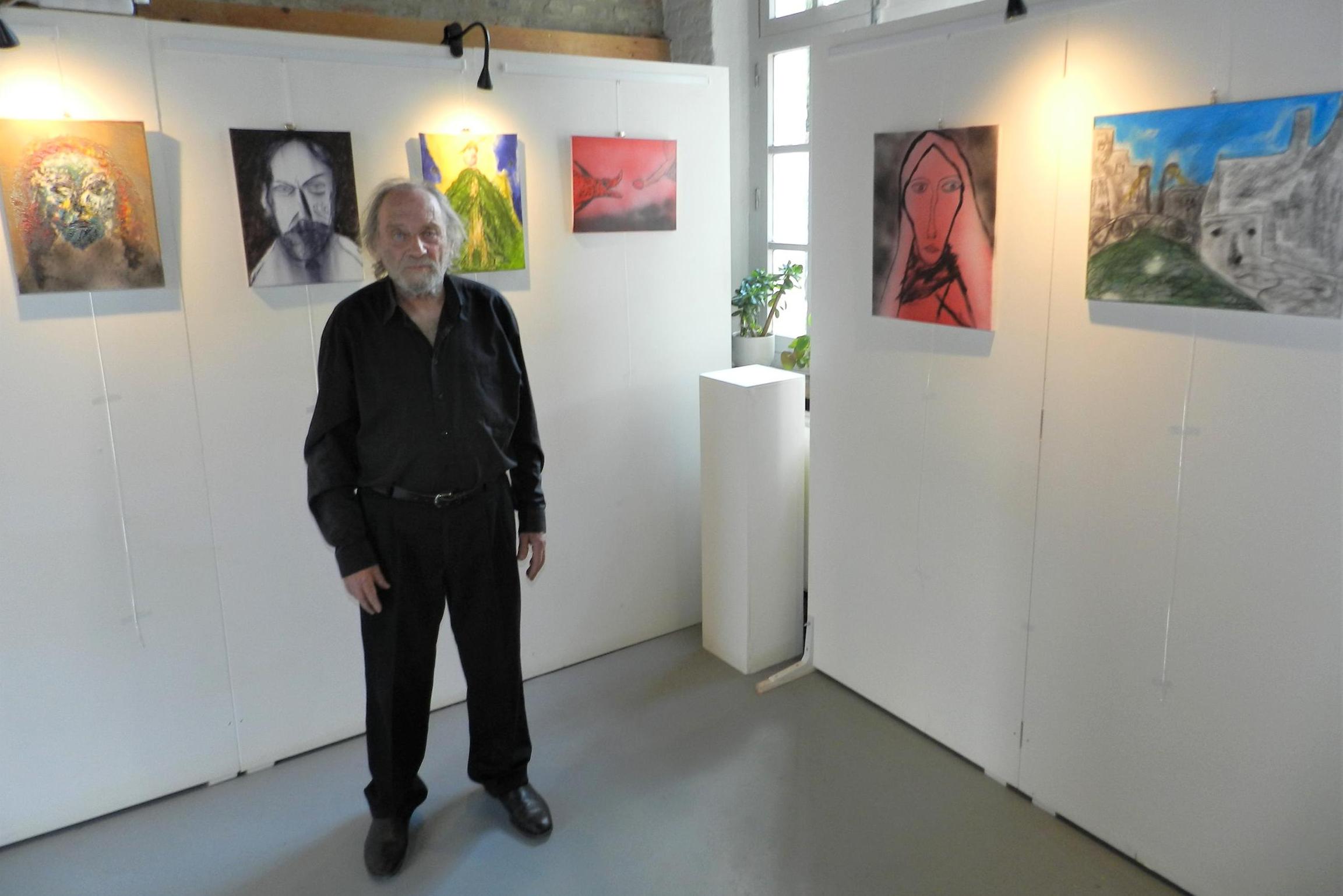 Kunstschilder en violist stelt schilderijen tentoon (Hoogstraten