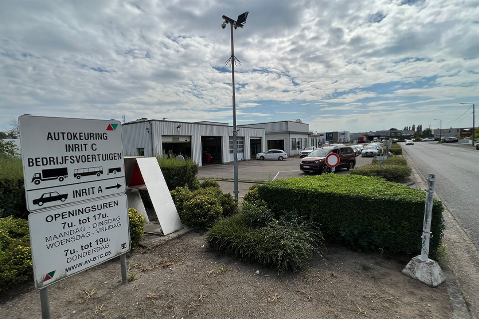 Misnoegde bestuurder slaat medewerker van autokeuring in ziekenhuis na