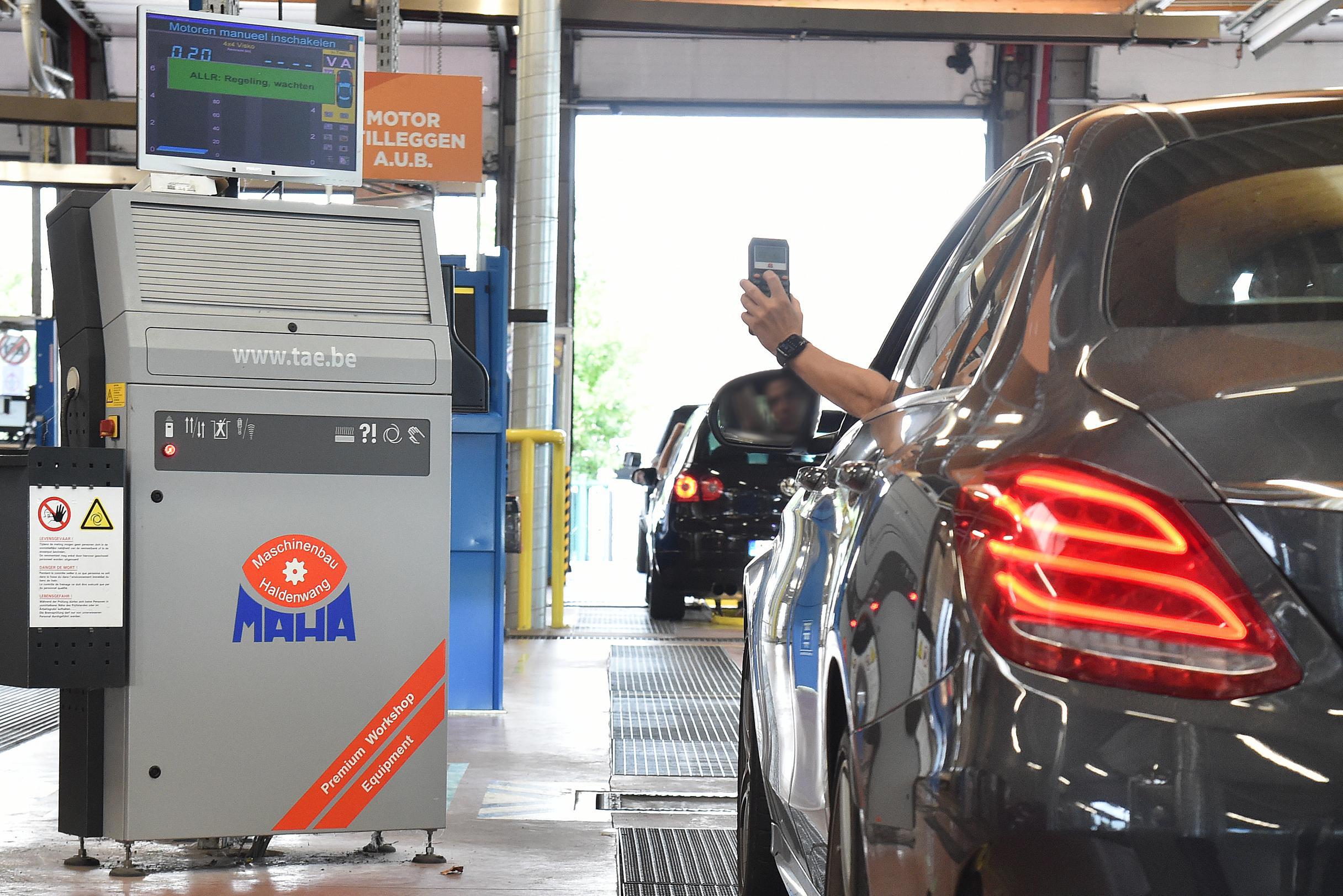 Open Vld wil autokeuring afschaffen en monopolies van De Lijn en NMBS