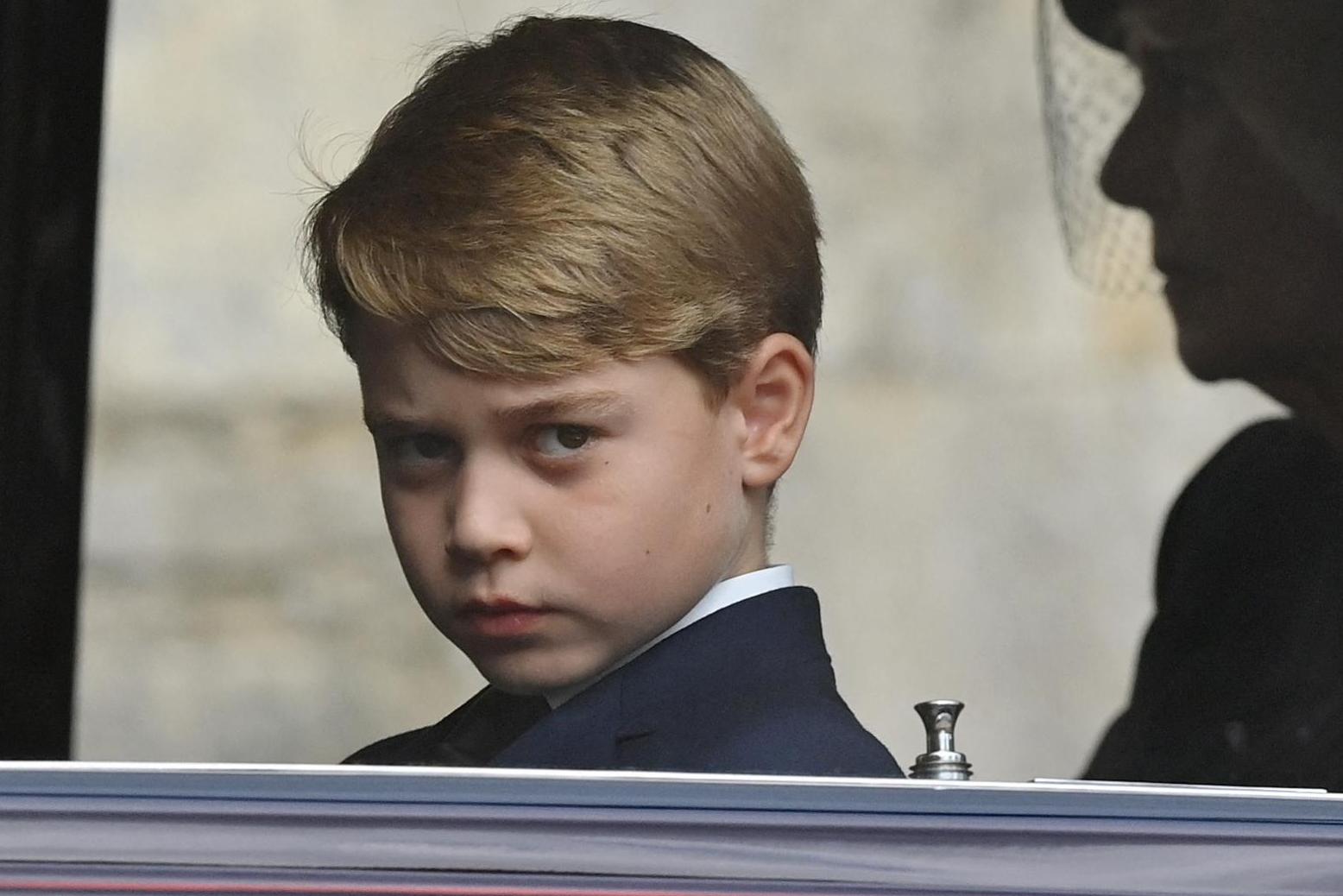 Prins George säger åt klasskamrater att “akta sig” eftersom hans pappa kommer att bli kung