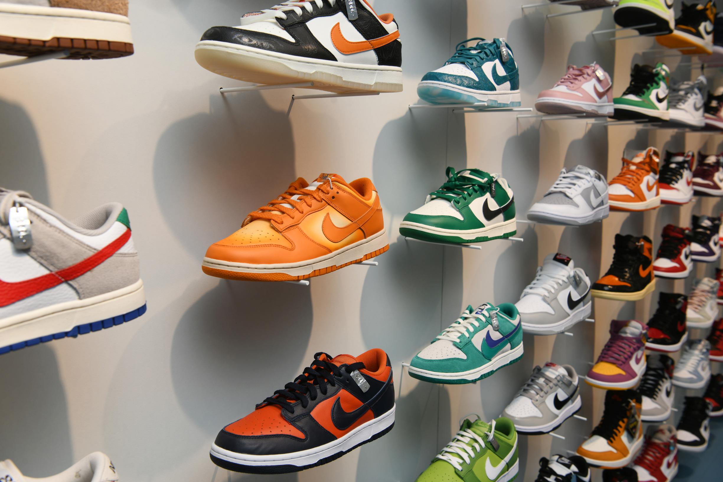 De daadwerkelijke vloeistof Laboratorium Amerikaans-Belgische sneakerwinkel Drip Drop opent in Kammenstraat:  “Sneakers zijn als alcohol en tabak: ze zullen nooit verdwijnen” (Antwerpen)  | Gazet van Antwerpen Mobile