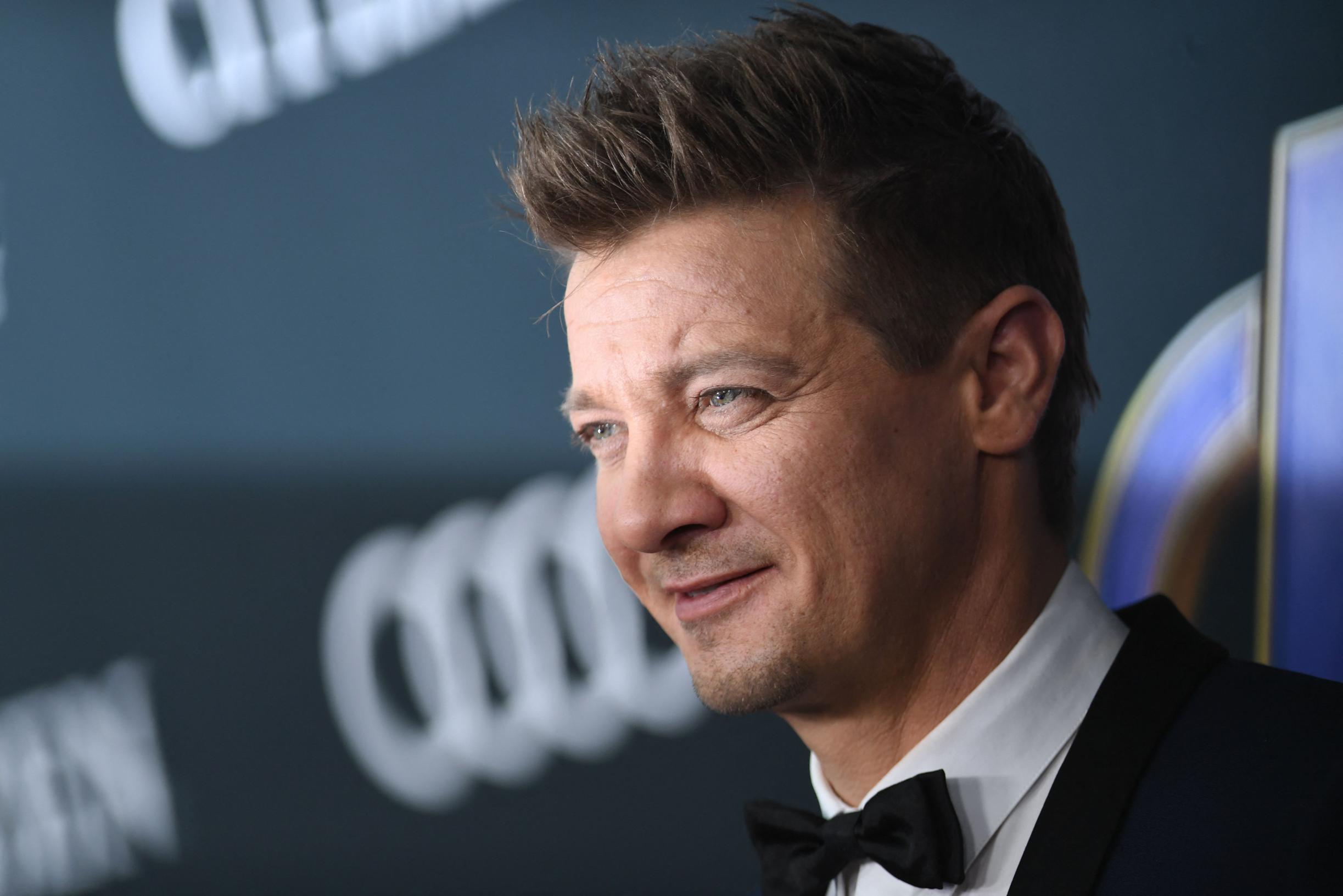 Acteur Jeremy Renner (51) al geopereerd, maar nog altijd kritiek ..., image size:2446x1633