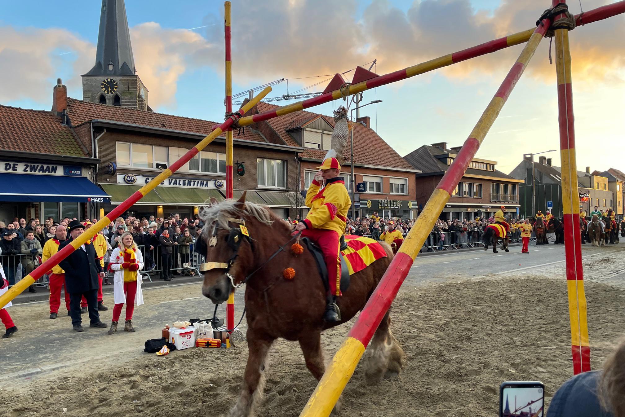 Stabroekse gansrijders dragen boerensjaal als steun aan landbouwsector |  Gazet van Antwerpen Mobile