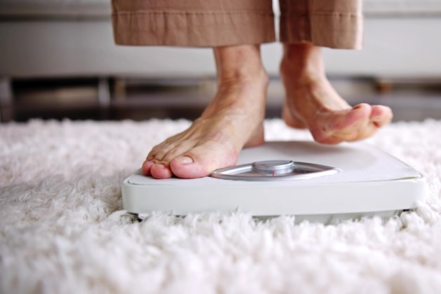 Каковы основные причины увеличения веса во время менопаузы и что с этим делать?