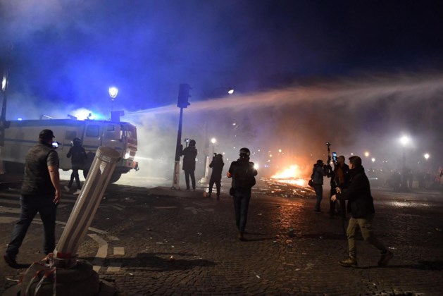 Тысячи разгневанных французов на улице после решения правительства о пенсиях: полиция использует водометы и стреляет резиновыми пулями
