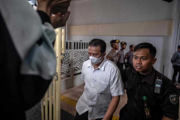 Polisi dihukum dalam bencana stadion Indonesia yang menewaskan 135