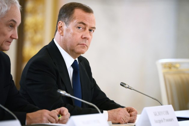 Ex presidente russo Medvedev: arrestare Putin all’estero equivarrebbe a dichiarare guerra