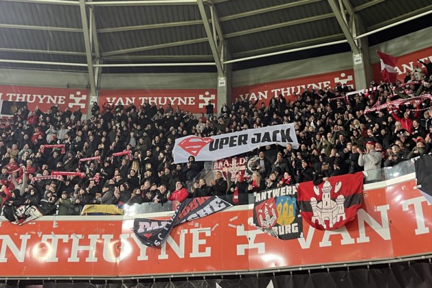 video.  Deceased Jack (11) receives a moving tribute from Antwerp supporters and Zulte Waregem, father on the field (Ekeren)