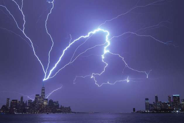 Lichtshow boven New York: indrukwekkende beelden van blikseminslag op