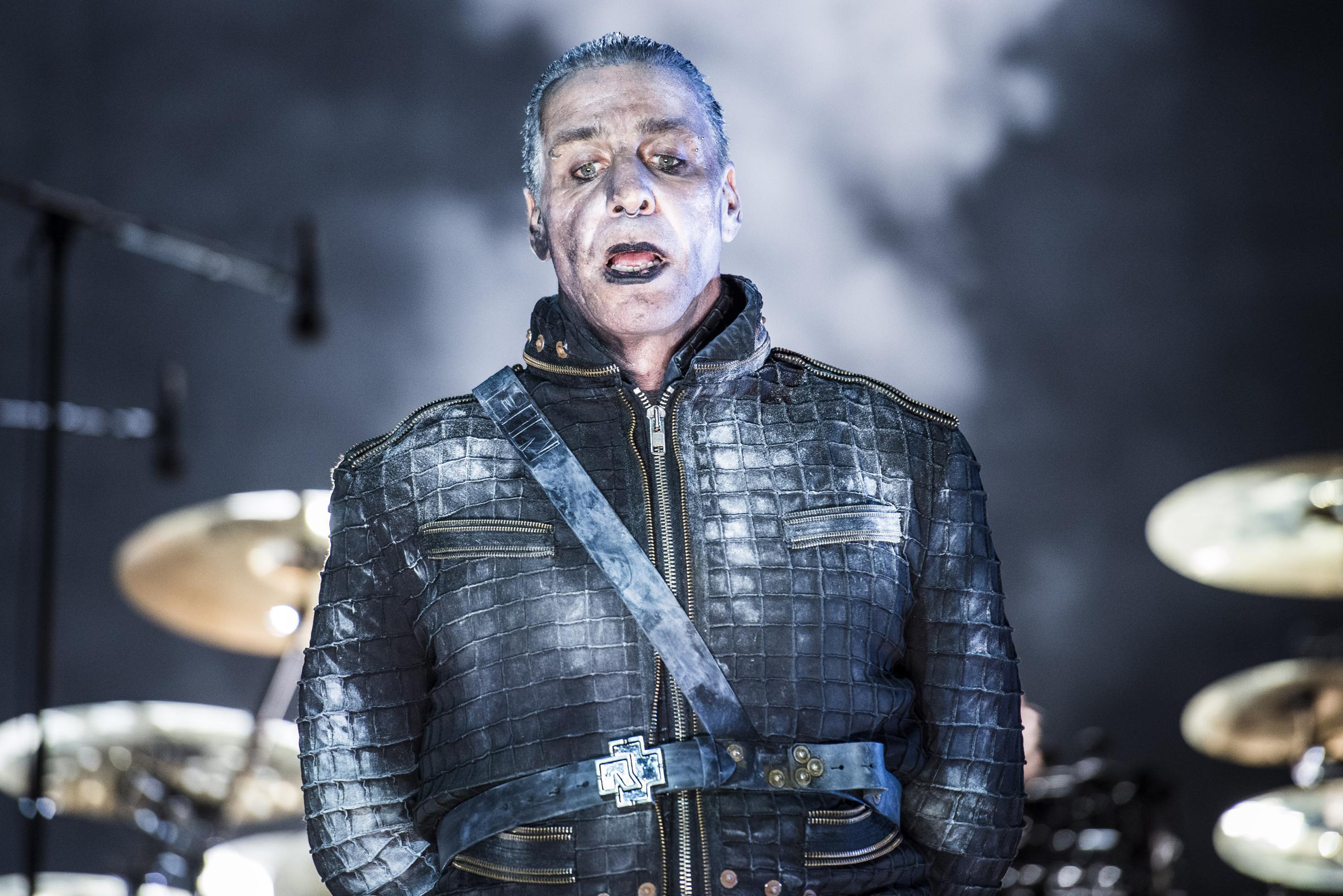 Hij komt in steeds nauwere schoentjes, maar wie is de frontman van Rammstein  eigenlijk? | Gazet van Antwerpen Mobile