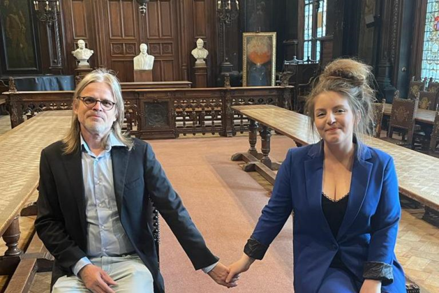 Schrijverskoppel Lize Spit en Rob van Essen in het huwelijksbootje