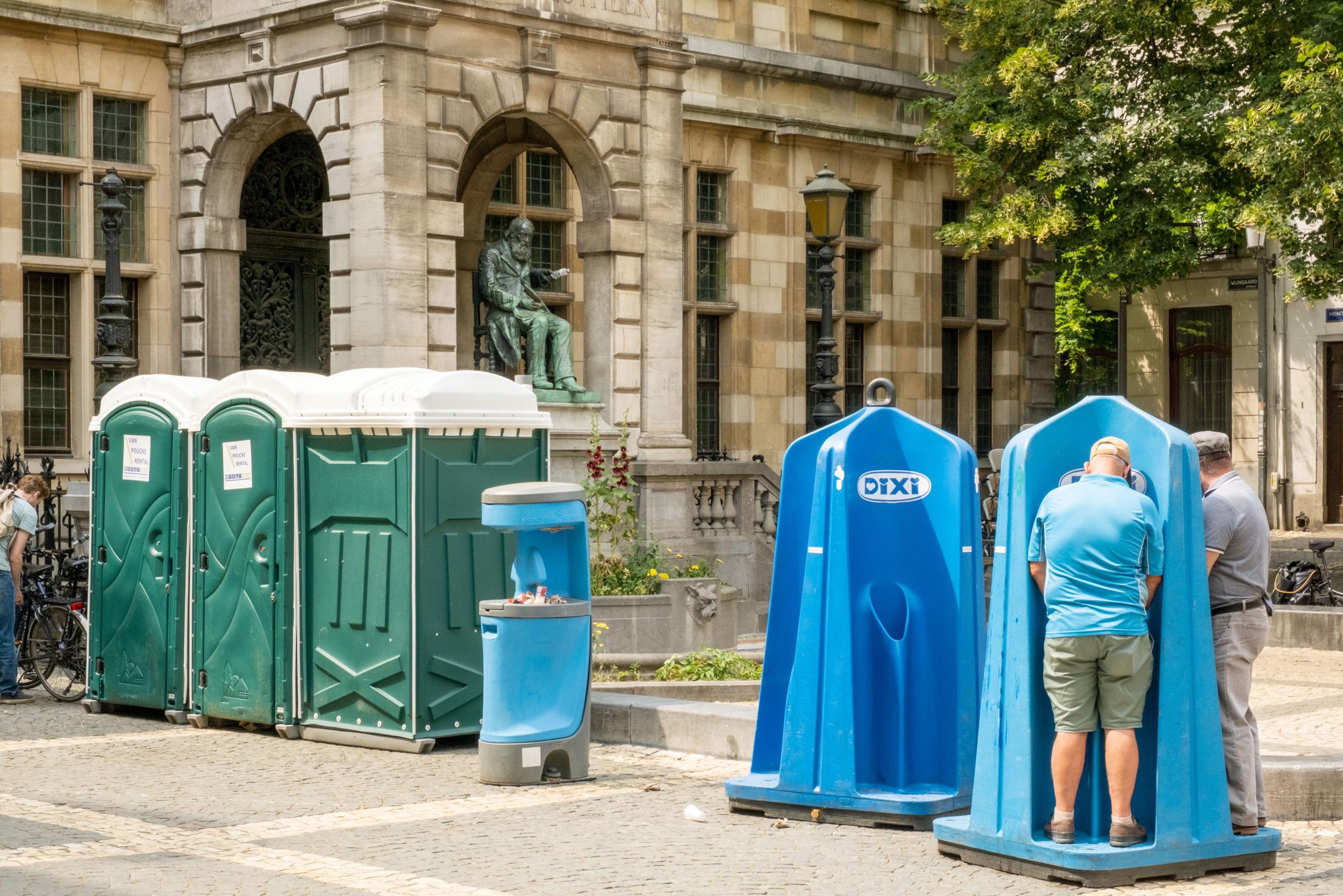 Terrasjes op idyllisch Hendrik Conscienceplein kijken plots uit op urinoirs “Dit is een weinig smakelijk zicht” (Antwerpen) Gazet van Antwerpen Mobile