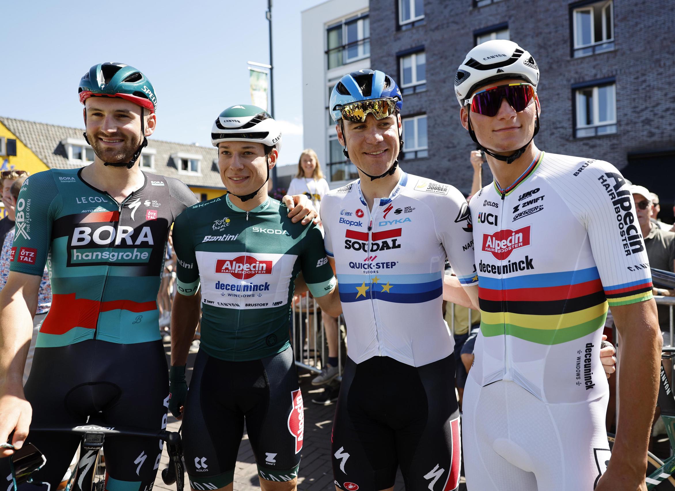 ETTEN-LEUR - World champion Mathieu van der Poel during the Pro Cycling  Tour Etten-Leur. Van der Poel shows for the first time his rainbow jersey  that he won during the World Cycling