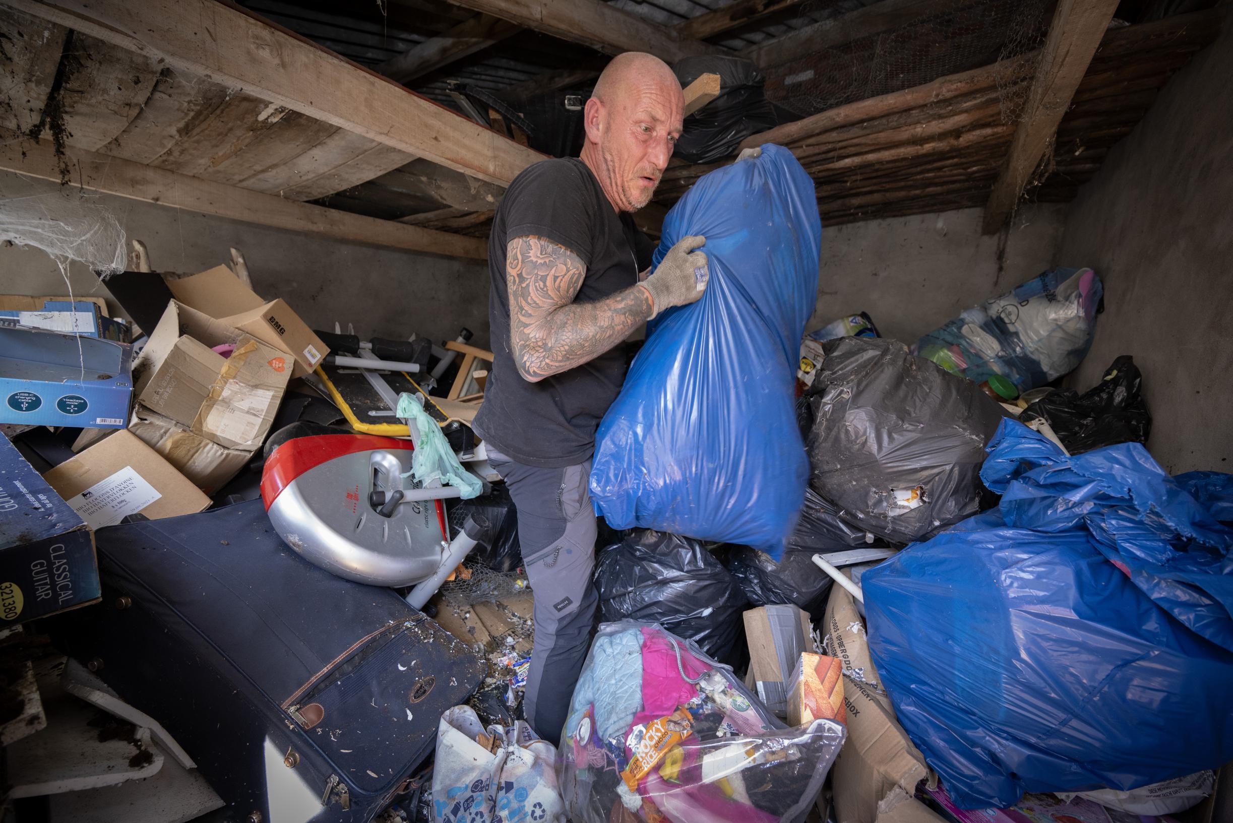 “De combinatie van vliegenstront en nicotine, daar huiver ik van”: dit  bedrijf maakt de goorste woningen van het land schoon (Retie) | Gazet van  Antwerpen Mobile