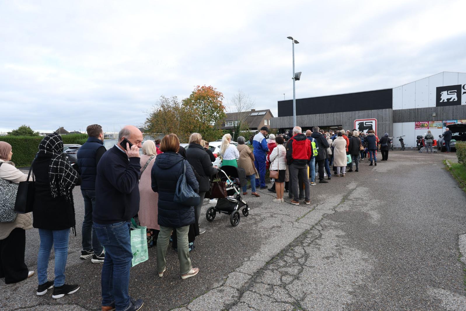 Stormloop Op Uitverkoop Delhaize In Limburg: Auto’s Parkeren Kriskras ...