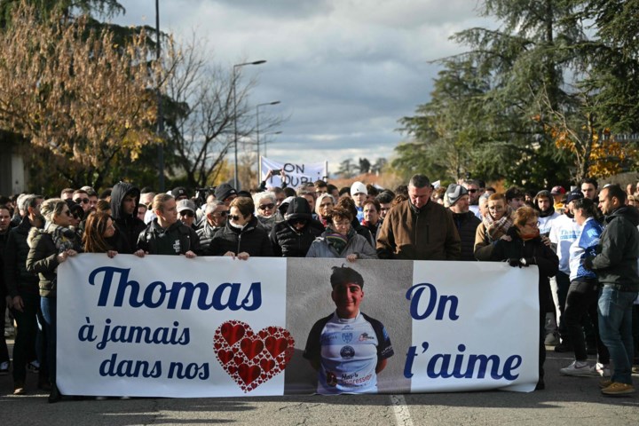 Stille mars voor overleden Franse tiener na bende-aanval op dorpsfeest