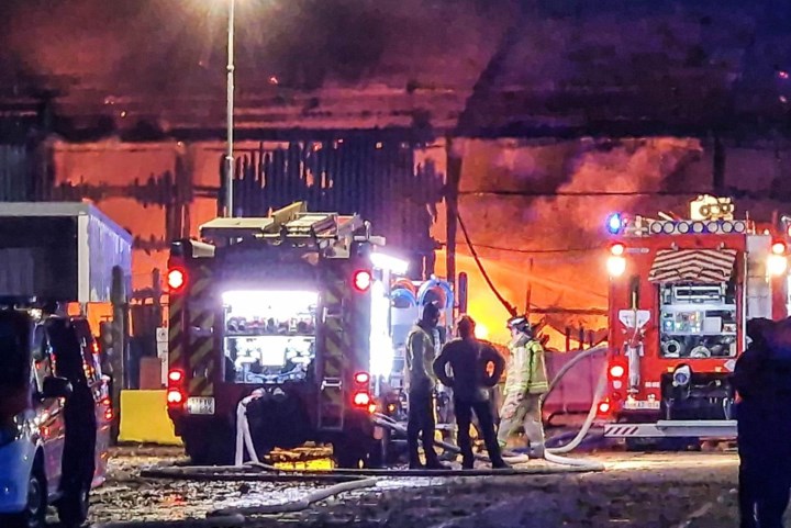 Uitslaande brand vernielt loods vol voertuigen in haven, parket brengt duidelijkheid over oorzaak: “Gelukkig raakte niemand gewond”