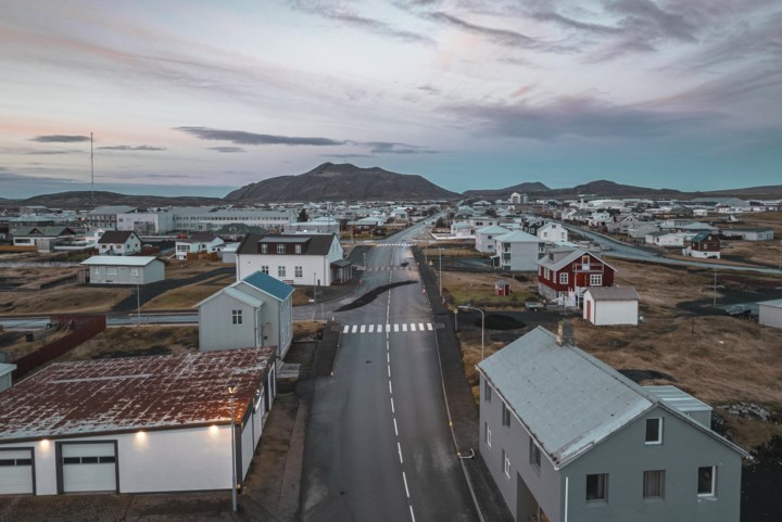 Waarschuwingsniveau verlaagd voor dreigende vulkaanuitbarsting in IJslands dorp, maar gevaar is nog niet geweken