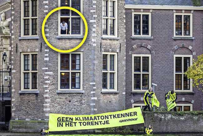 “Geen klimaatontkenner in het Torentje”: Mark Rutte slaat praatje met Greenpeace-activisten die in Hofvijver in Den Haag springen