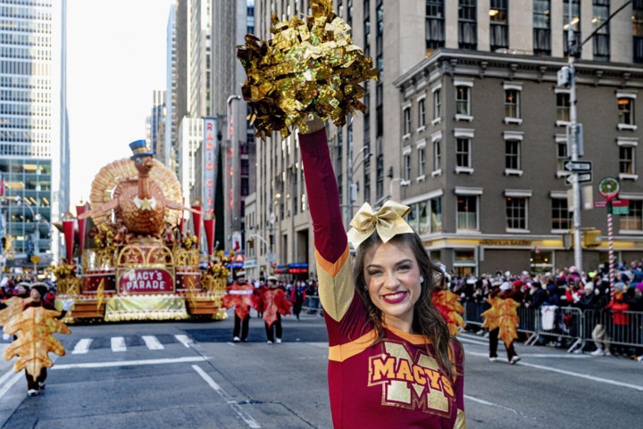 Fanfares, muzikale vedetten en opblaasbare cartoonfiguren leuken New York op tijdens Macy’s Thanksgiving Day Parade