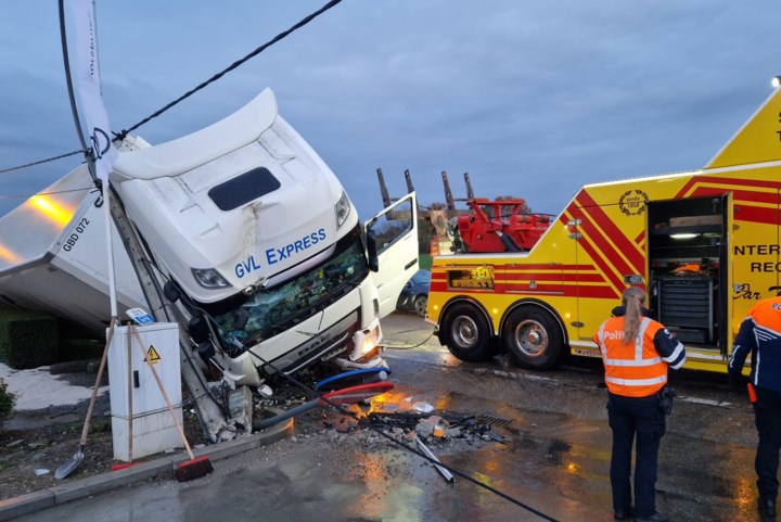 Spectaculaire crash in Tongeren: vrachtwagen belandt in gracht en ramt verlichtingspaal
