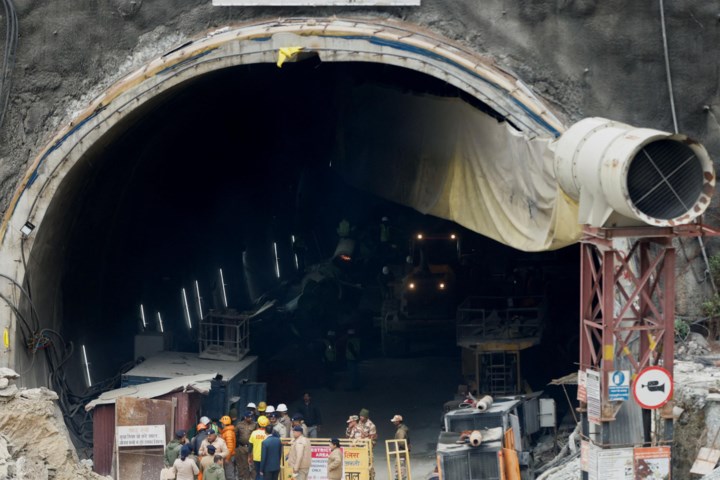 41 arbeiders die al meer dan twee weken vastzitten in tunnel in India, zijn bereikt door reddingswerkers