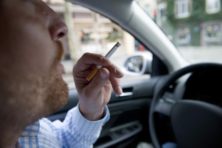 Nauwelijks boetes voor roken met kinderen in de auto: “Hoge concentraties zijn heel gevaarlijk”