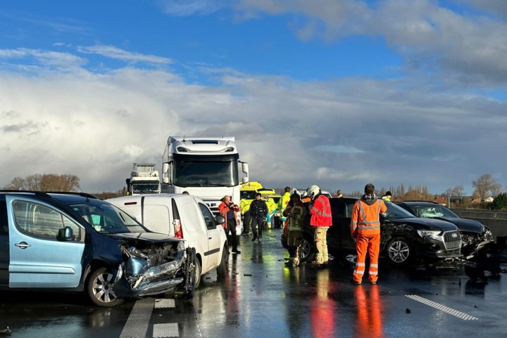 Tiental (vracht)wagens betrokken bij ongeval op snelweg  in Brugge, vermoedelijk door gladheid: “Weg is volledig versperd”