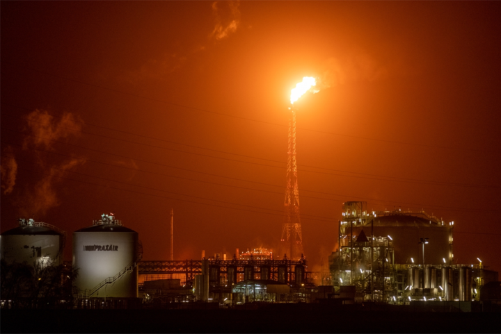 Affakkelen bij BASF in Antwerpse haven zorgt voor verwarring bij noorderburen: veel ongeruste meldingen over ‘brand’ in Zeeland