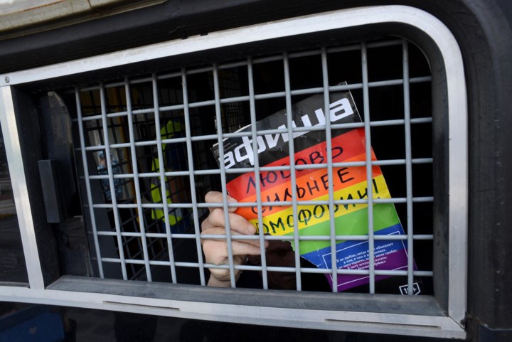 Russische politie valt gaybars binnen na ban op “extremistische LGBT-beweging”